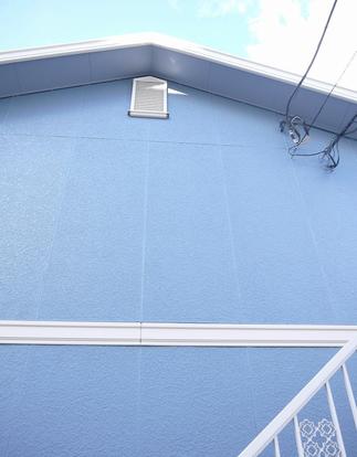 品の良いカラーで階段とのコントラストがはっきりします。