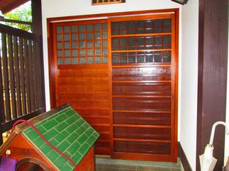 玄関引き戸も新たに塗り替え新品のようです。