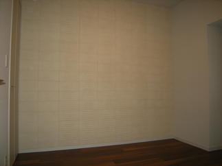 布をはったようなレリーフが特徴です。照明とあわせて空間を贅沢に演出します。