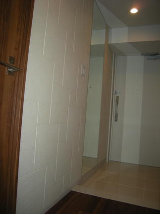 自然な石積みの意匠で空間を上質に演出。玄関ドアを開けたときのそのおうちのニオイもスッキリ！