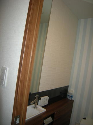 フラット面とラフ面が混合した空間。鏡と合わせると空間を広く感じます。