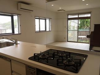 キッチンを独立させてお庭や海を眺めながらお料理を楽しめるようになりました！