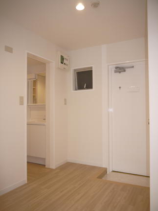 暗く手狭だった出入り口が広い空間に。