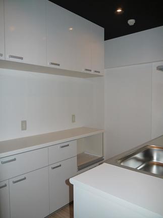 キッチンの収納はここで。リビングのクローゼットの背面です。