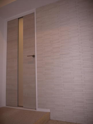 玄関にはエコカラット・ルドラ。建具はラテオ・チェスナットで統一。