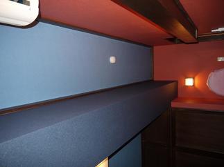 天井の梁の部分もカラークロスでアクセント。