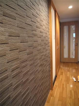 空間のアクセントにエコカラット・グラナスルドラ。重厚感のある質感。