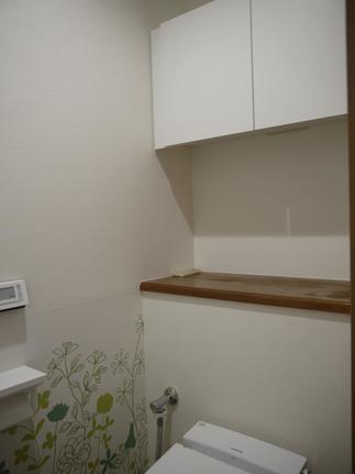 便器の背面には扉付きの棚をつくり白を基調に空間を演出。