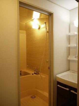 源泉かけ流しの大浴場を主にご利用ですが、劣化したユニットバスの側面にシートを貼るだけで清潔感が戻ります。