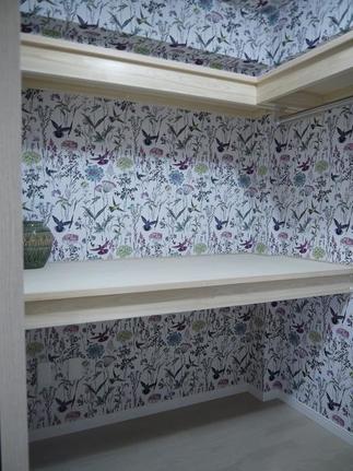 大容量の収納可能なクロークインもオシャレな壁紙で見せる収納も実現。