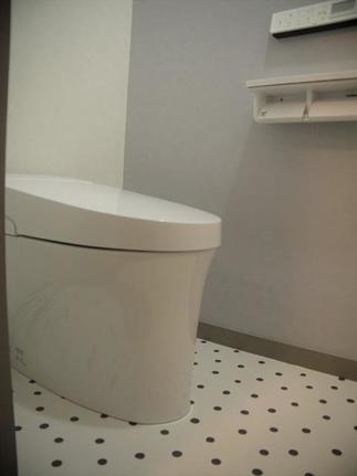 ドットの柄が可愛らしいトイレルーム。