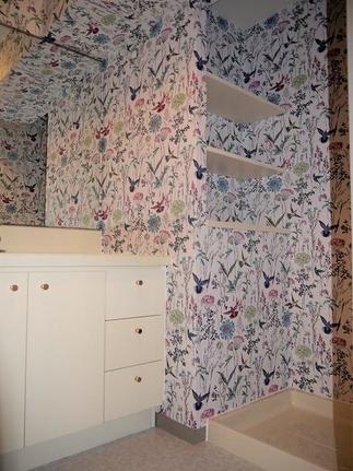 設備は既存をそのまま利用。壁紙でイメージを一新。カワイイ棚も作りました。