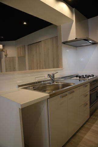 リクシルシステムキッチン・シエラ　収納棚も含め扉カラーはスムースホワイトで統一。