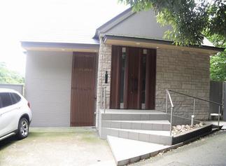 車椅子も対応。スロープと観音開きの玄関ドア