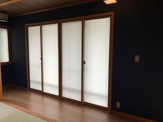 寒さ対策のインプラスにフィルムを貼って外から室内が見えないようにして、カーテンのスペースを省きました。