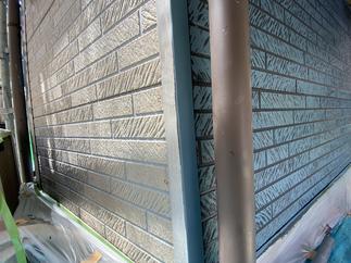 下地にブルーを塗り、その上にローラーでこげ茶をのせます。