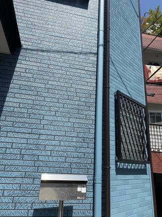 コーナーの一面を逆の組み合わせで仕上げアクセントに！お洒落！