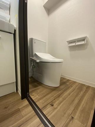 引き戸の奥にトイレ