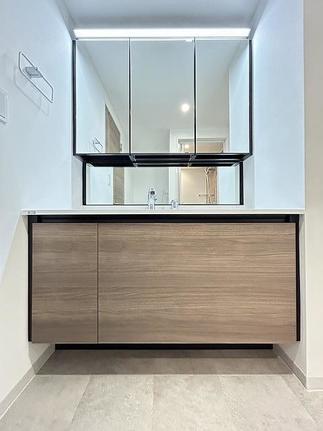 暮らしに気品を与える上質な洗面化粧台・ルミシス。