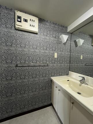 洗面化粧室の壁紙のきれいになりました。