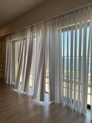 タテ型ブラインドのスタイリッシュさとカーテンの優しさ・・・エアレ