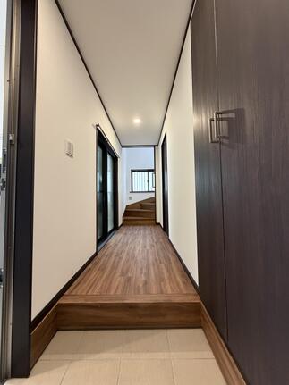 居室と廊下を壁を作って分離しました。