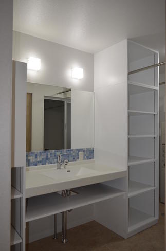 広い洗面で朝のバタバタを解消！