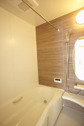 楕円のミラーがやわらかい浴室