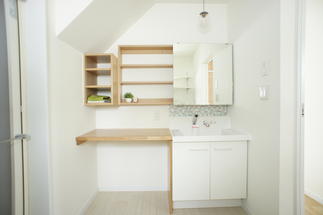 清掃性の高い下台を生かした造作洗面化粧台