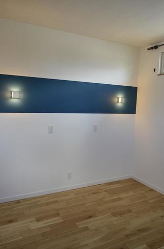 横ラインのブルーアクセントが空間を引きしめる