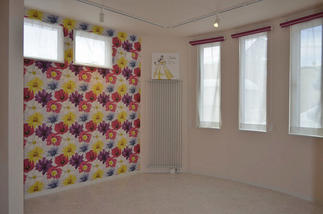 大胆なクロスが空間を華やかにします。