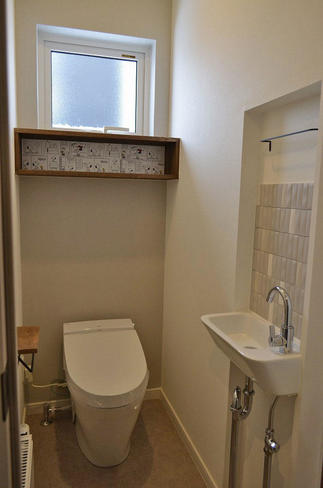 トイレ　棚の中はお気に入りキャラの壁紙で遊んでみました