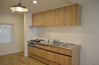 床のナラに合わせた木目調のキッチン