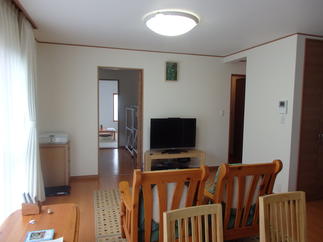 すっきりとしたリビングから書斎へ向って