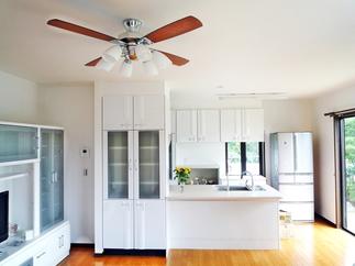 対面式のキッチンにして開放感も抜群