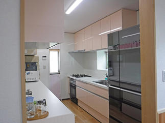 奥様の好きな色に囲まれたキッチン