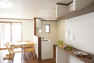 明るく開放的なダイニングキッチン