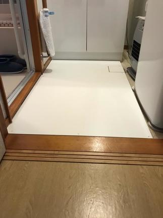 洗面化粧室は撥水の板を上貼り