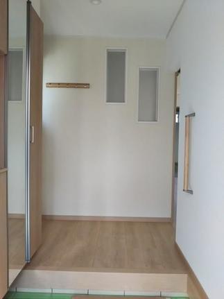 玄関を入るとすっきりした印象の空間へ