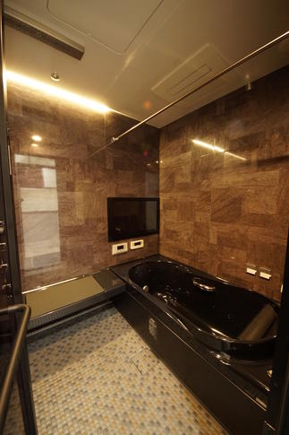 バスルームでの積極的な癒しの探求。