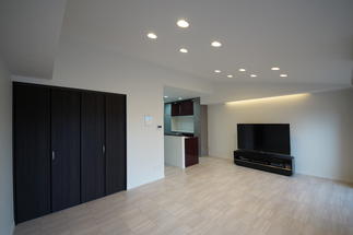 最上階の屋根形状を活かした傾斜天井。