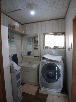 洗面脱衣室側Before