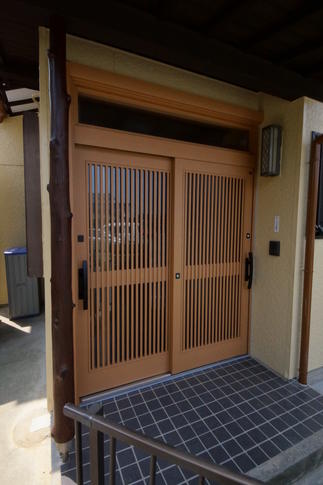 外壁リフォームなら玄関もリフォーム。　リフォーム玄関引き戸　リシェント