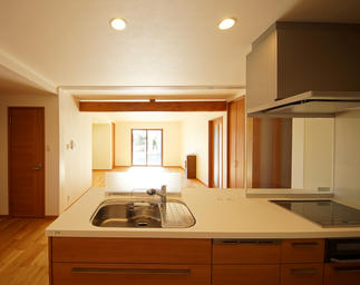 視線を遮らないキッチンルーム。