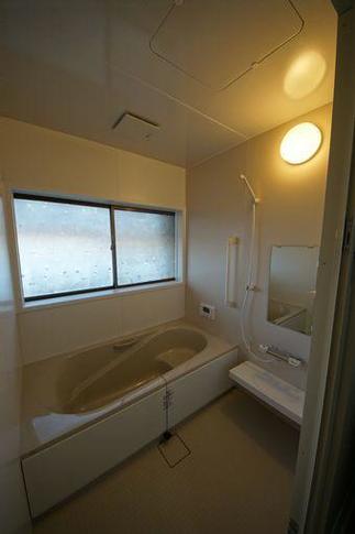 タイルの床は寒い・冷たい・滑る。また浴槽が狭くて足が伸ばせない。…とくつろぎの場でもある浴室が不満だらけでした。