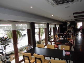 窓は開放感いっぱいに、海辺に合う南国リゾートの雰囲気です。