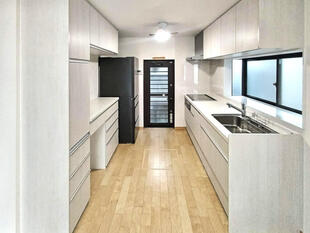 明るく開放感あるLDKを実現、補助金を活用して温熱環境も改善／玄関ホール・LDKリフォーム