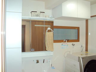 ポツンと離れていた洗面台をお風呂場横の洗濯脱衣スペースと一緒にしました。