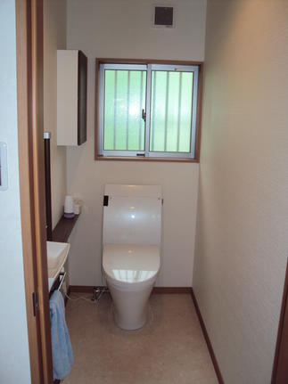 タイル張りの床をクッションフロアに、壁を全面クロスに変更し、お掃除が楽になりました。