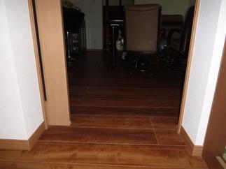 バリアフリーにするため、浴室トイレ前の廊下からLDKに続く戸は、下のレールがない『上吊り引き戸』にしました。